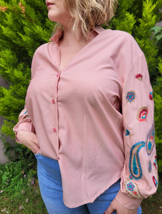 Chemise rayée Rouge avec broderies sur les manches