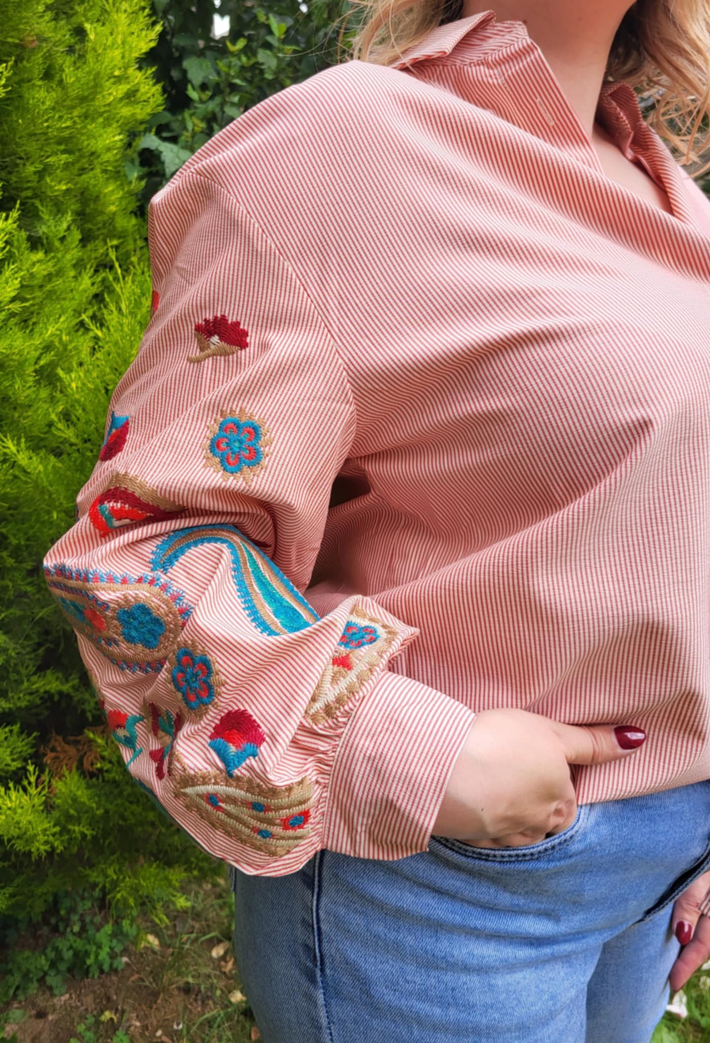 Chemise rayée Rouge avec broderies sur les manches